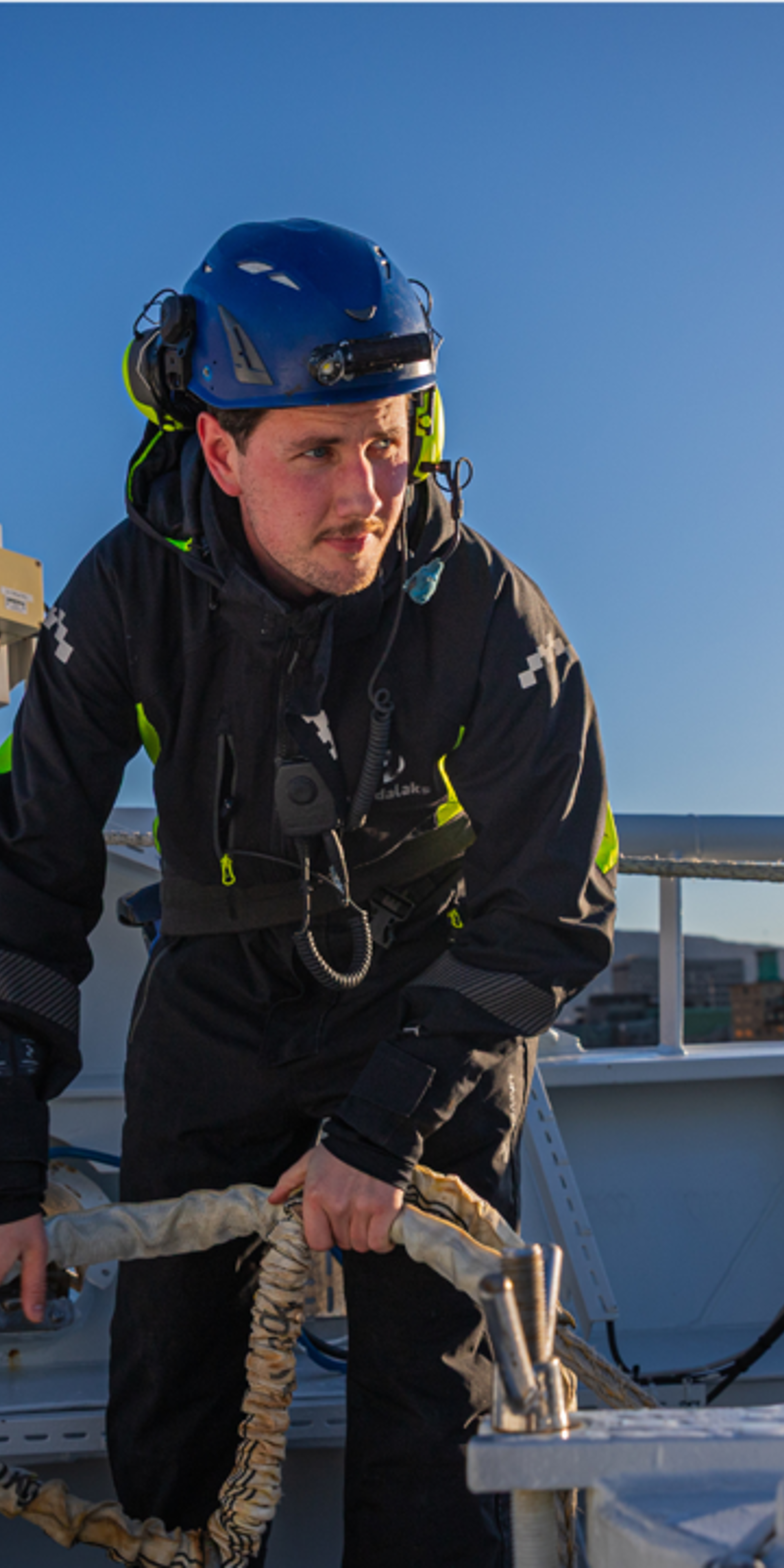 Kvinne som arbeider med på båt.