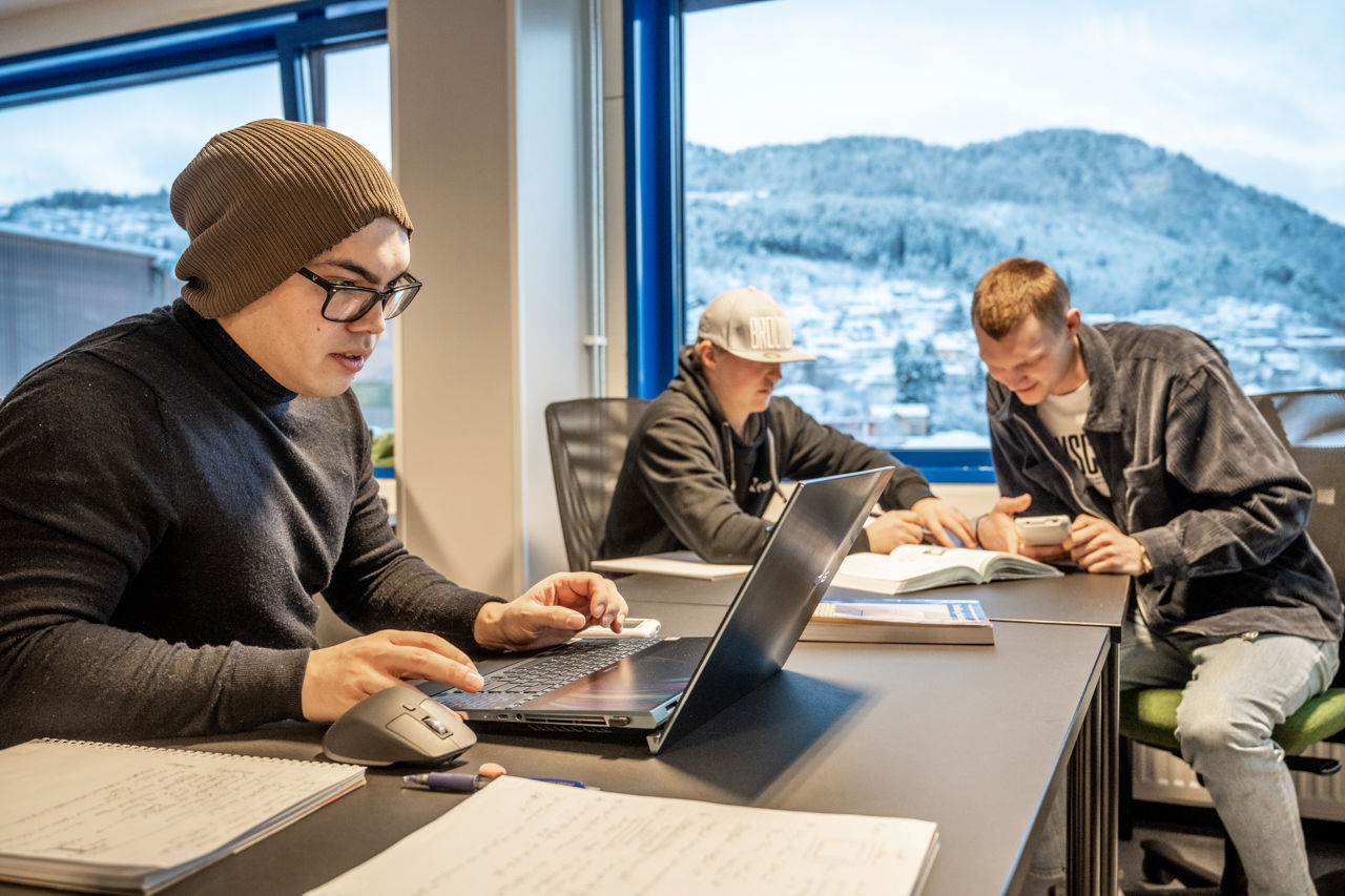 Studenter som sitter i et klasserom